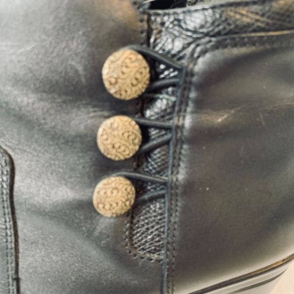 Clarks Black Bootie 8.5M Style # 15260 Button Detail Block Heel Whimsygoth Boho - Picture 2 of 10